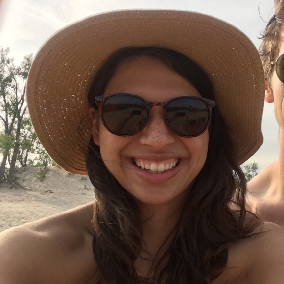 Meet your Posher, Gabriella - Picture 1 of 1